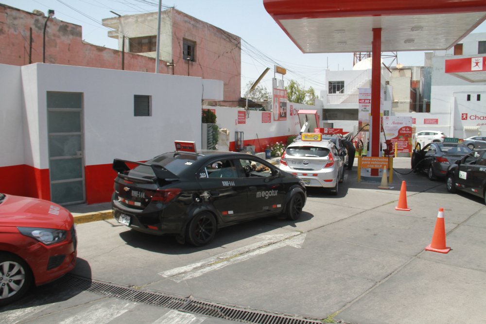 Colas de varias cuadras hacen conductores para conseguir GLP