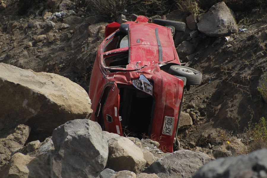 Un fallecido dejó caída de vehículo a abismo en Yura