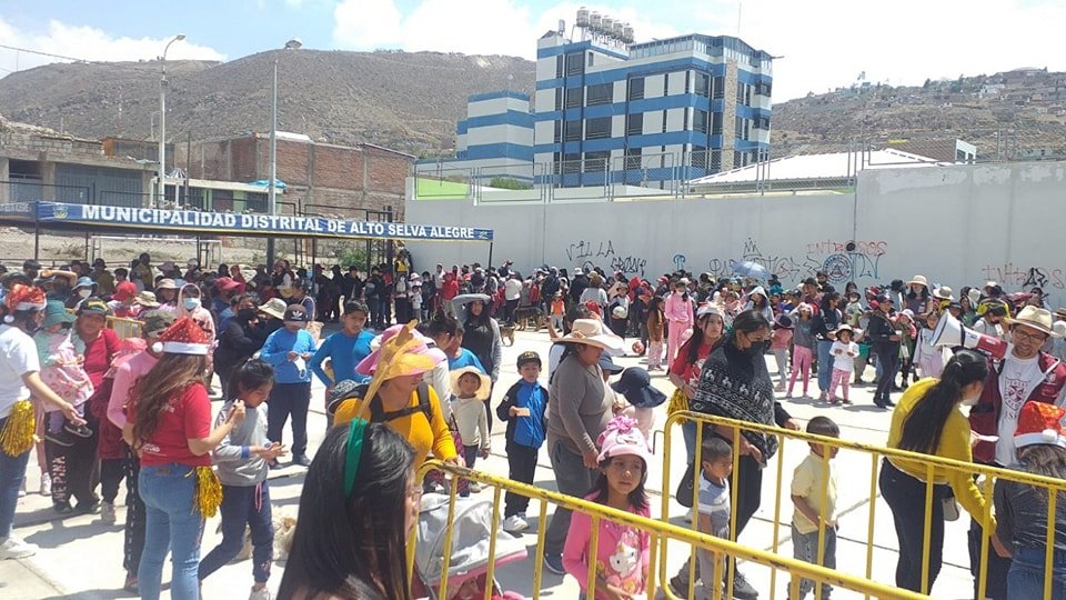 Reparten chocolatada y entregan juguetes a niños y jóvenes de ASA