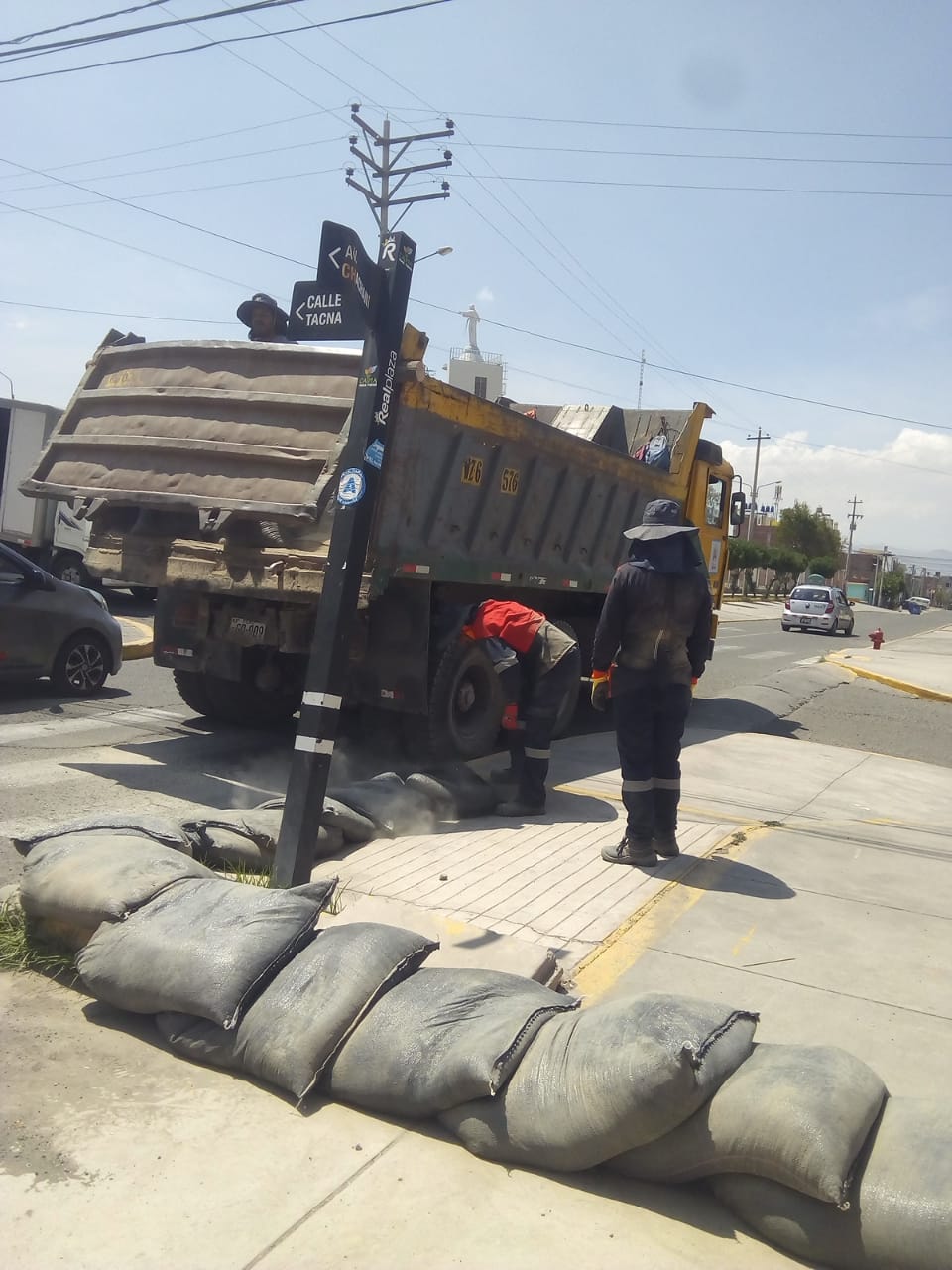 Colocan sacos terreros para prevenir daños por lluvias