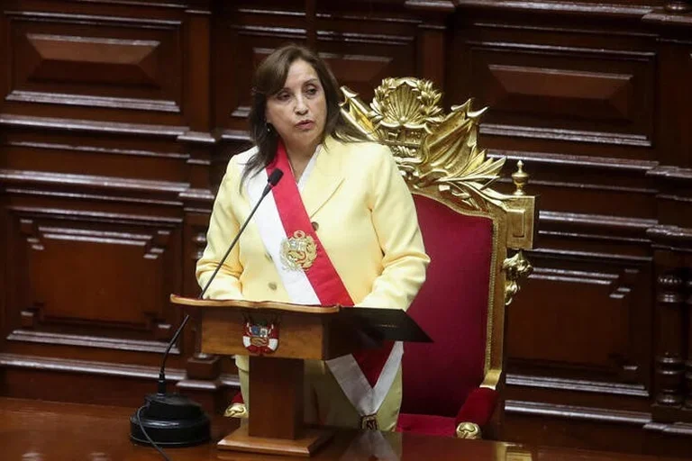 DINA BOLUARTE: Primera mujer en asumir la presidencia