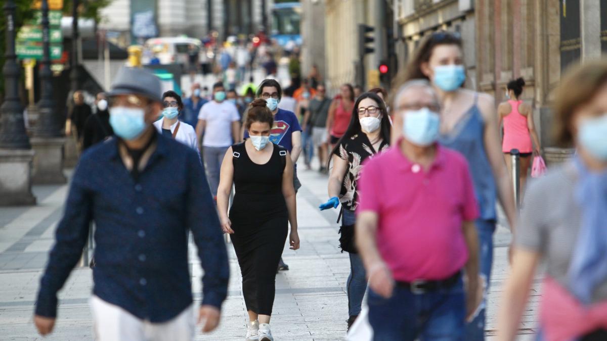 En Nueva York recomiendan volver a usar mascarillas en lugares públicos