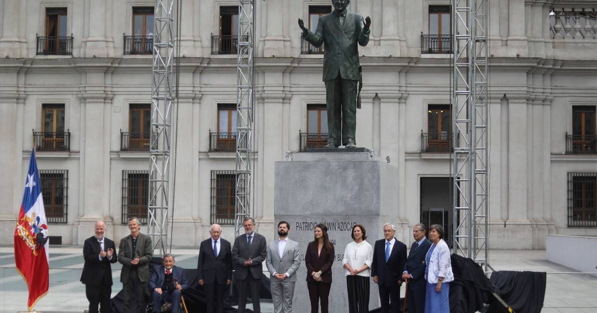 Boric llama a la unidad política tras desvelar estatua de Aylwin