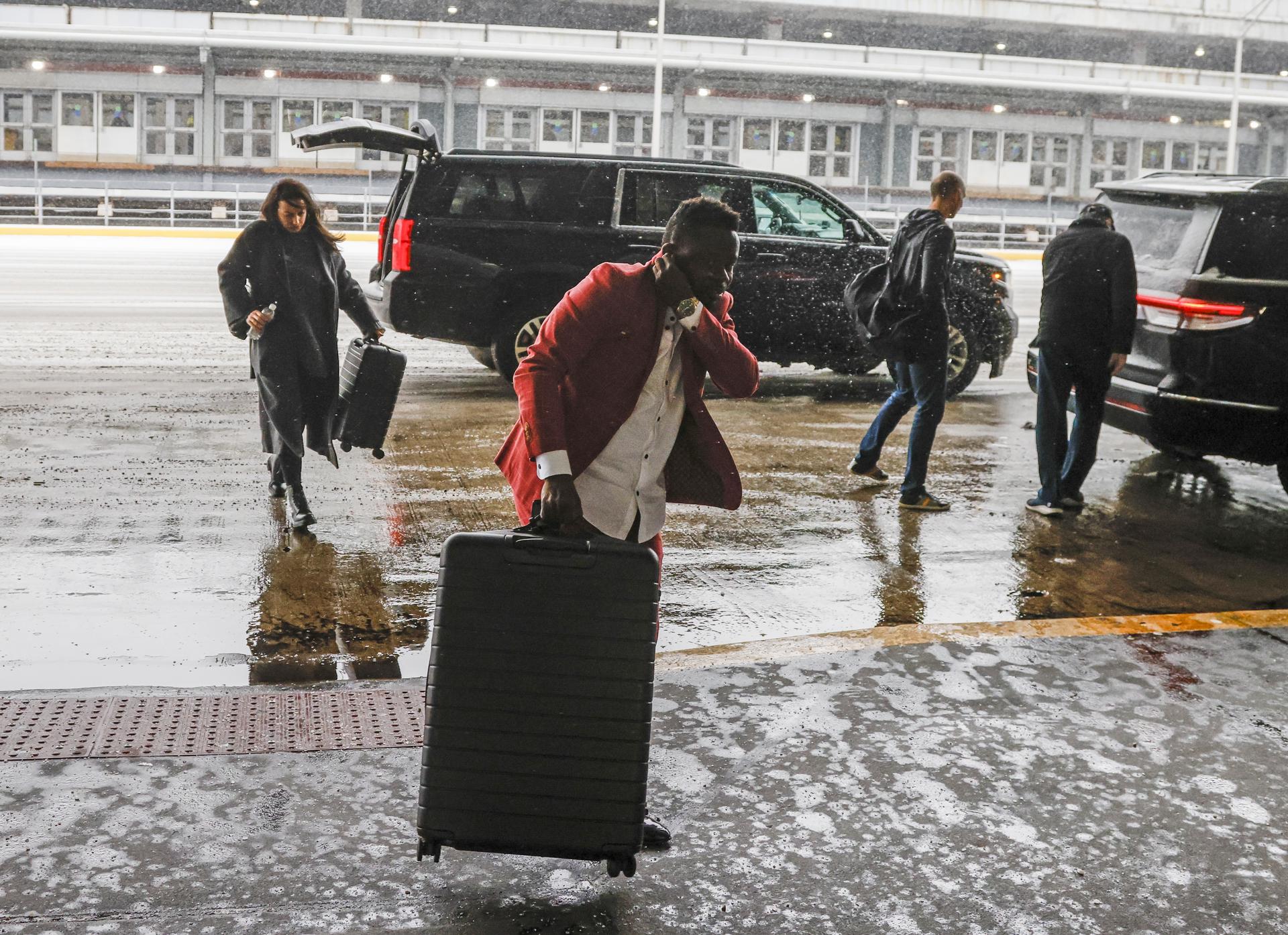 Gran tormenta deja a miles de personas sin luz y sin poder viajar en avión