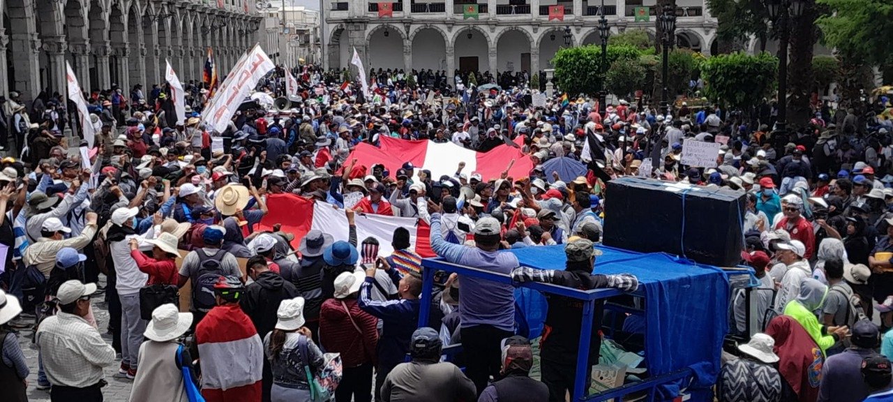 Comerciantes y transportistas informales se unirán hoy al paro