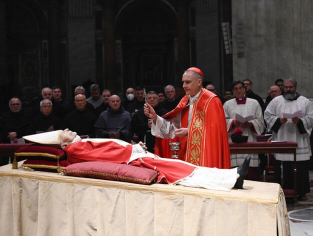 Benedicto XVI: Miles desfilan para despedirlo en basílica de San Pedro