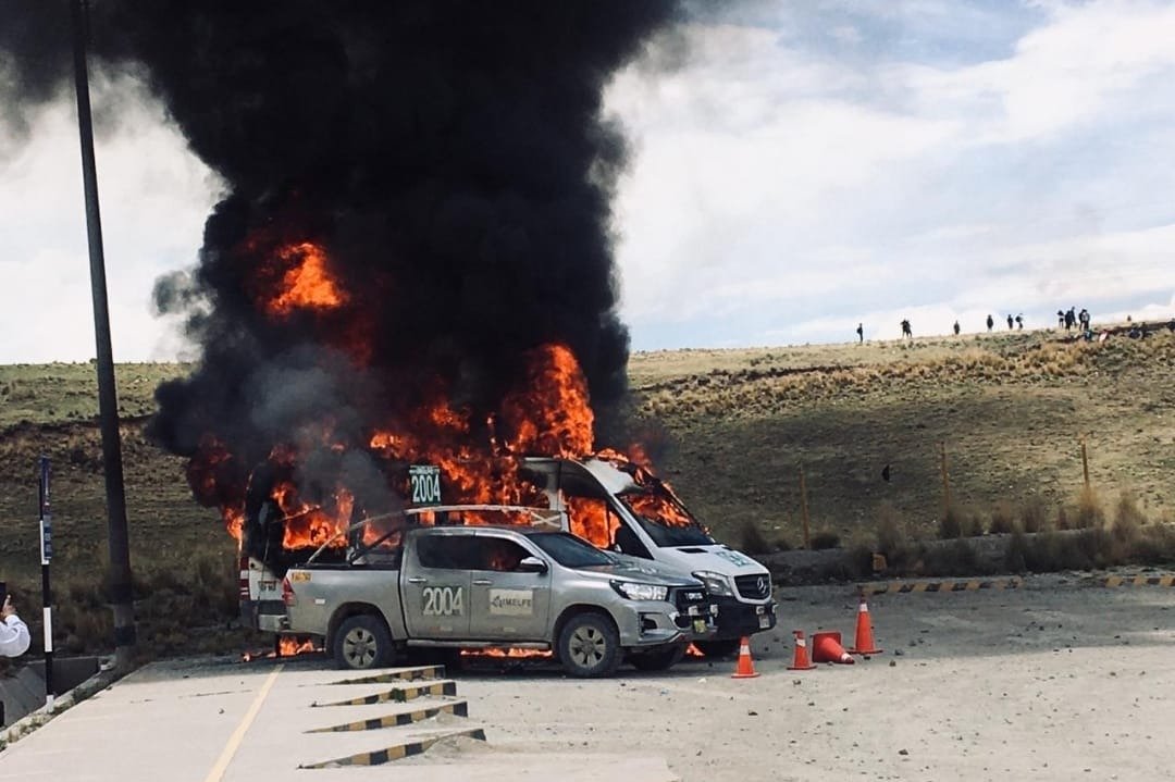 Vándalos en Cusco incendian dos vehículos en campamento minero