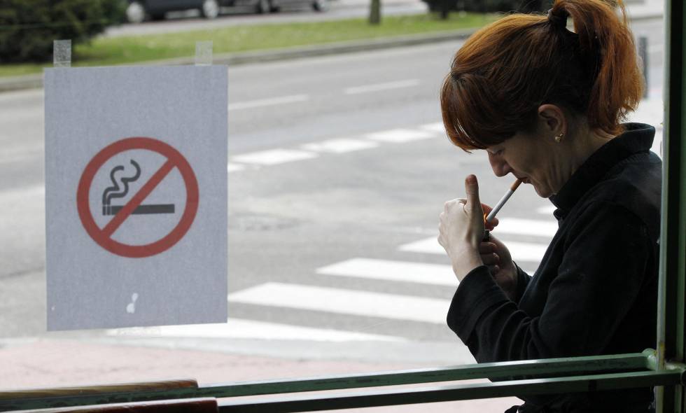 Prohíben consumo de tabaco en los espacios públicos