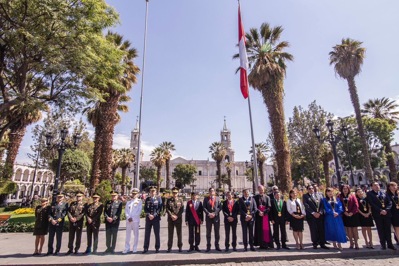 Autoridades y población participaron de izamiento en la Plaza Mayor