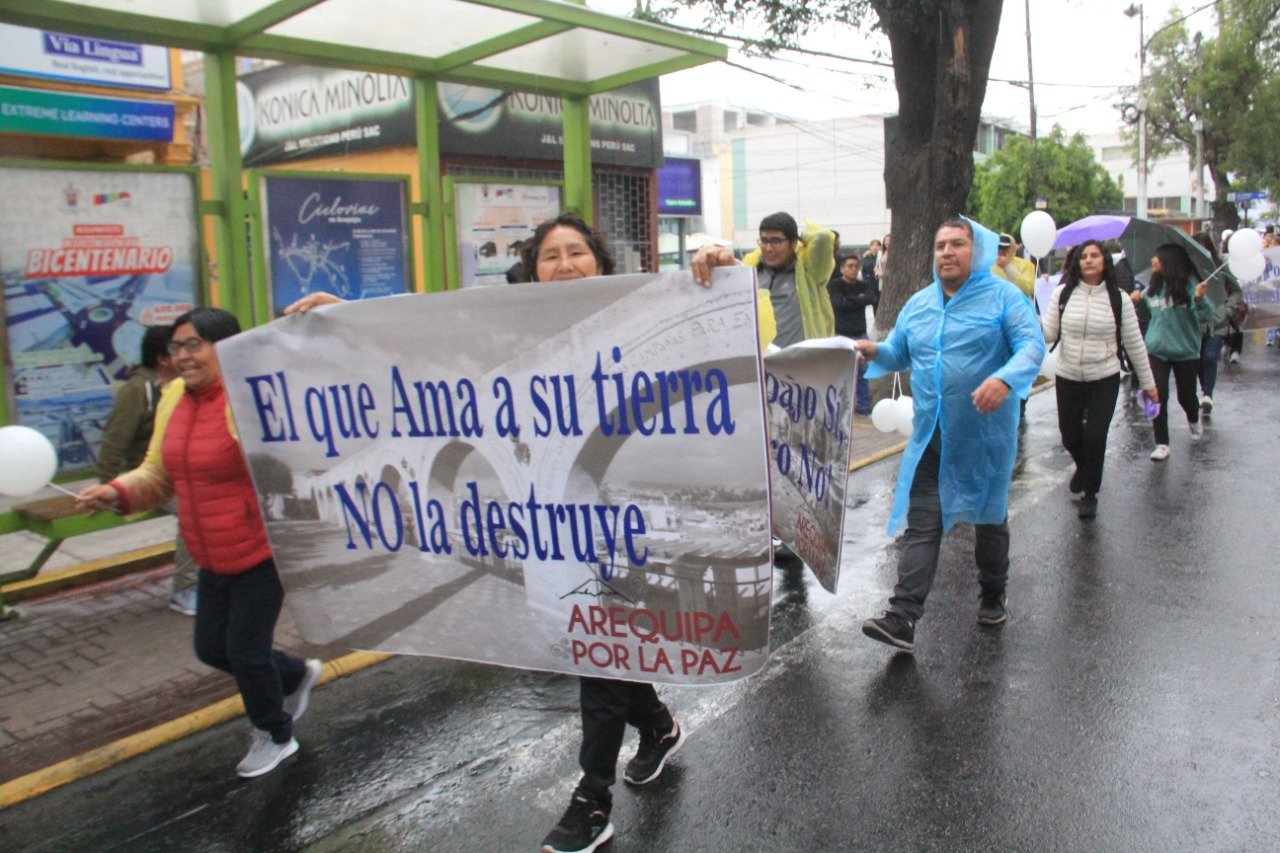 Arequipeños participaron en ‘marcha por la paz’ pese a lluvias