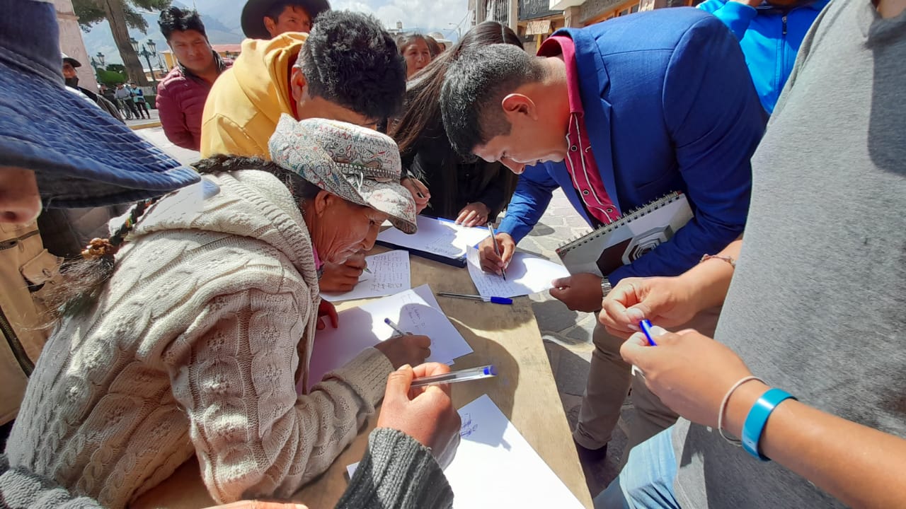 Trabajadores municipales se reúnen con alcalde de Caylloma