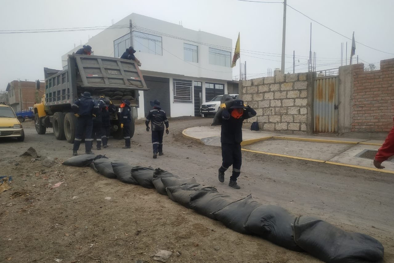 En Cayma colocan sacos terreros contra inundaciones