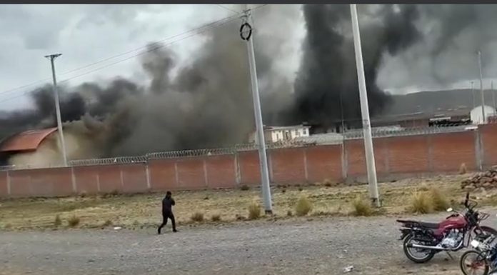 Protestantes incendian oficinas estatales cerca a frontera con Bolivia