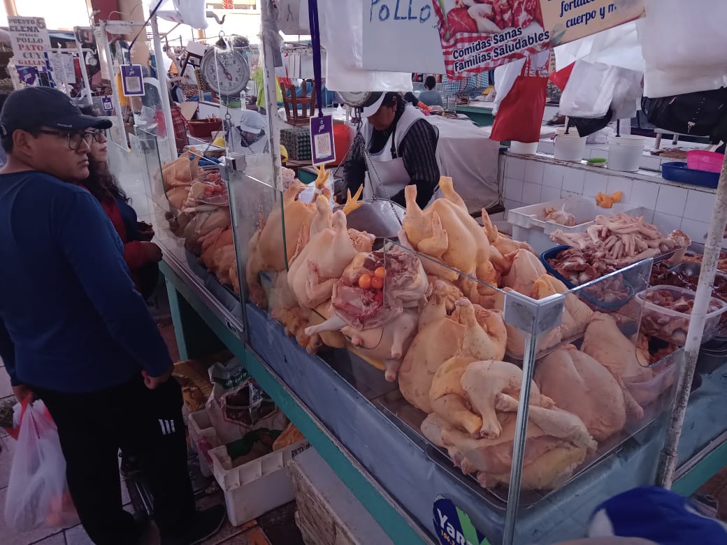 Precio del pollo llega hasta S/  por escasez en los mercados - Diario  El Pueblo