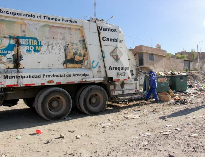 Aprovechan treguas en la madrugada para trasladar residuos sólidos