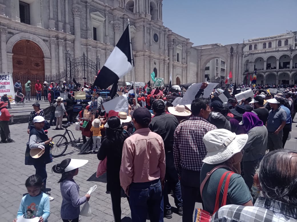 Manifestantes portan banderas en señal de luto por fallecidos en Juliaca