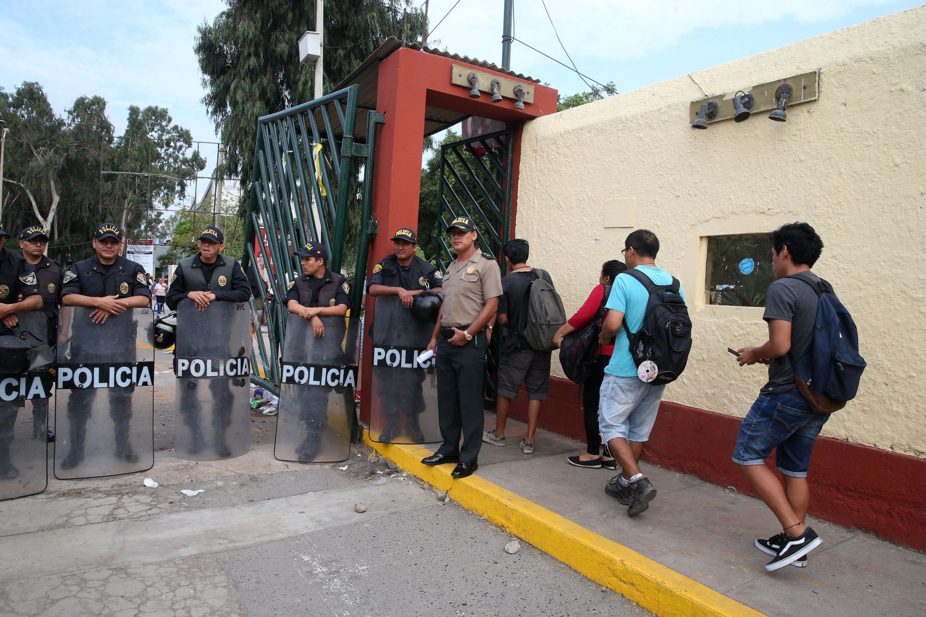 Universitarios de Cusco condenan operativo policial en universidad