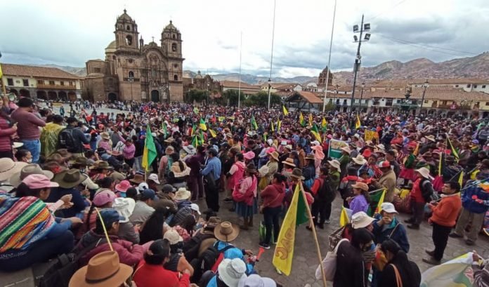 Un fallecido y 43 heridos en violentas protestas en Cusco