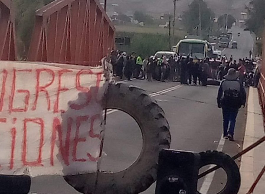 Bloqueos en Camaná y puente Vitor persisten