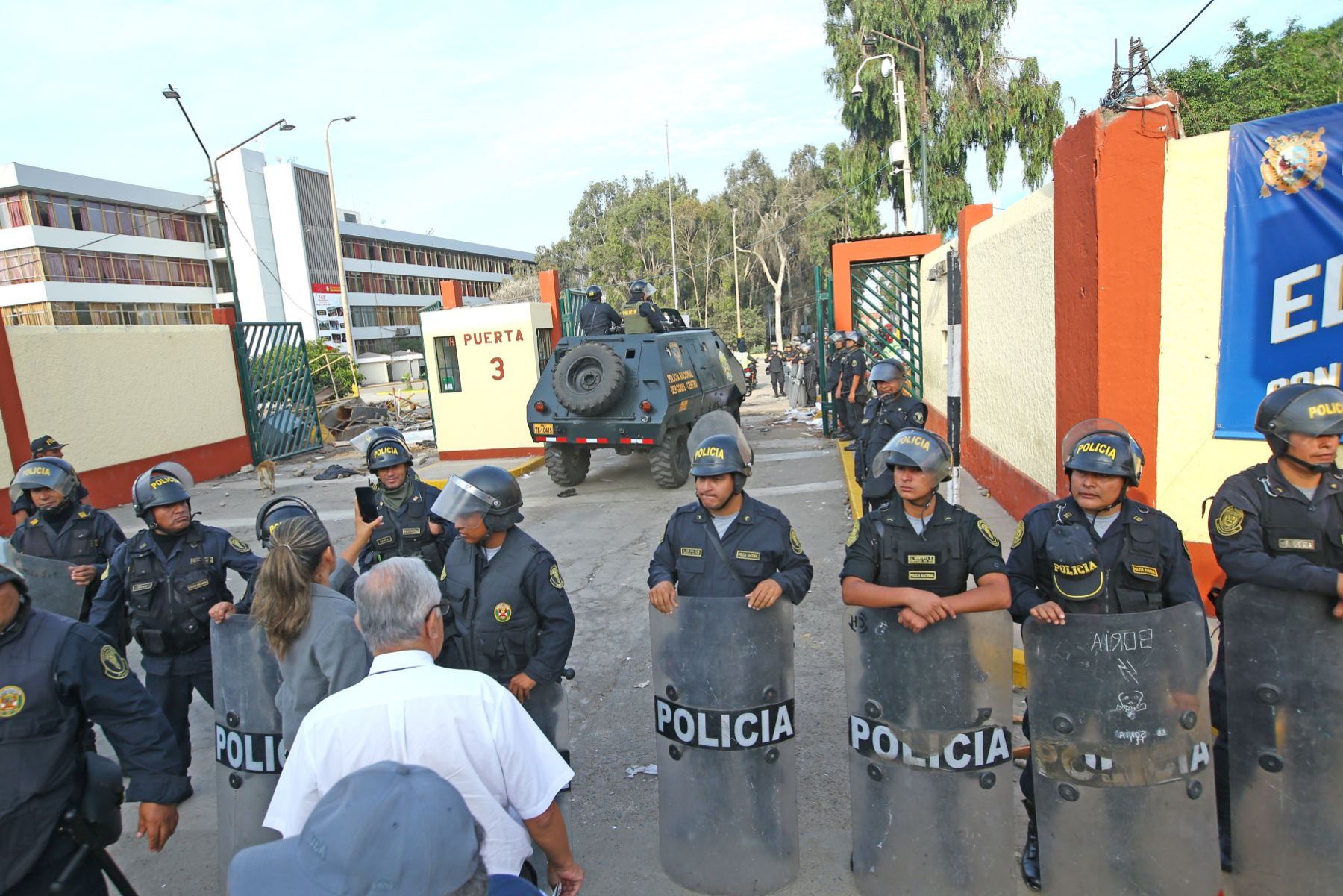 Policía restablece orden en la universidad San Marcos