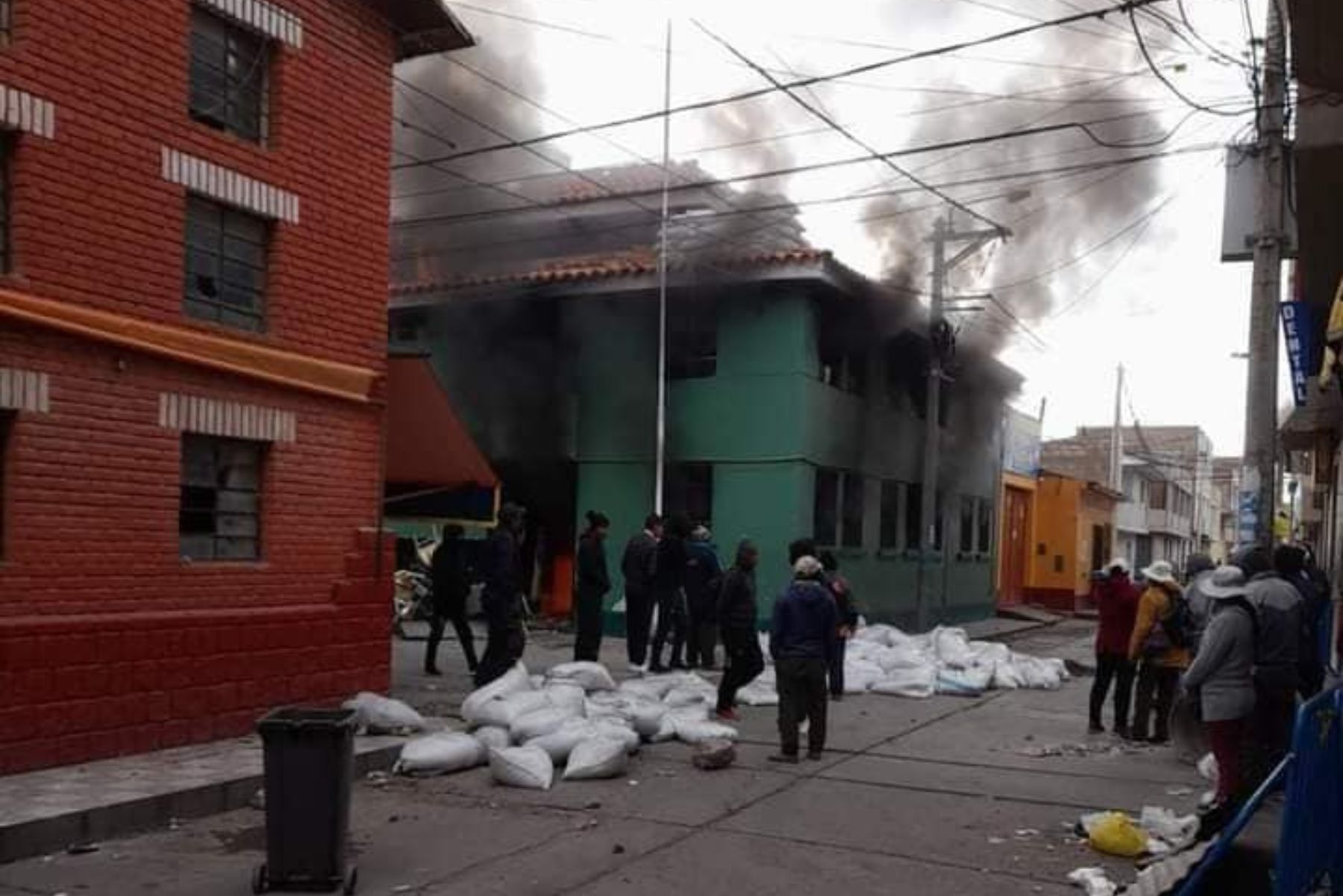 Violentistas incendian comisaría en Ilave