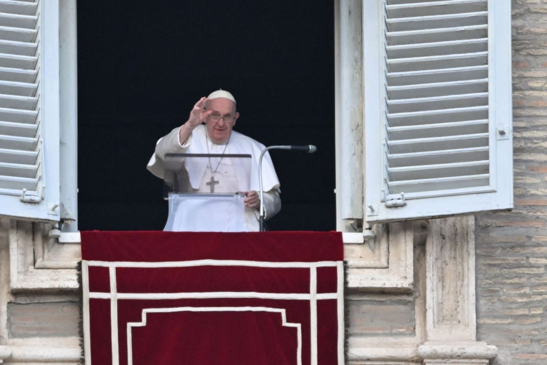 Papa Francisco insta a dejar la violencia en el Perú