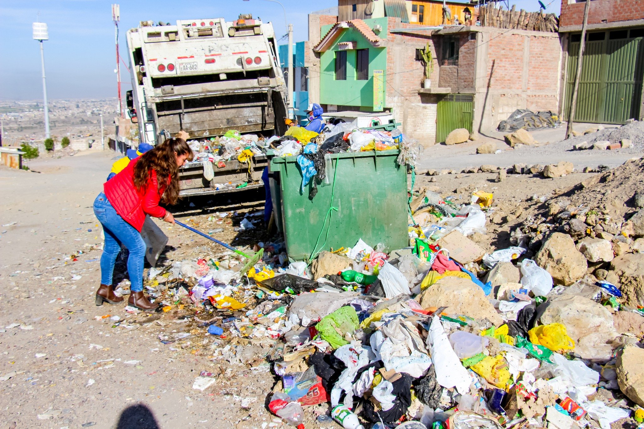 VEHÍCULOS NO PUEDEN LLEGAR A RELLENO SANITARIO POR BLOQUEOS