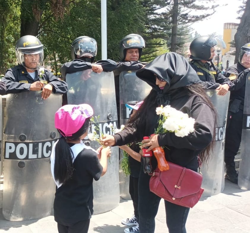 Familiares de fallecidos en Arequipa entregan flores blancas a la Policía en señal de paz