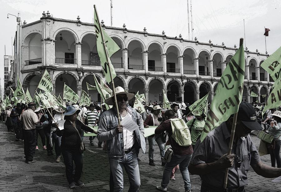 Turba o la izquierda representando al pueblo