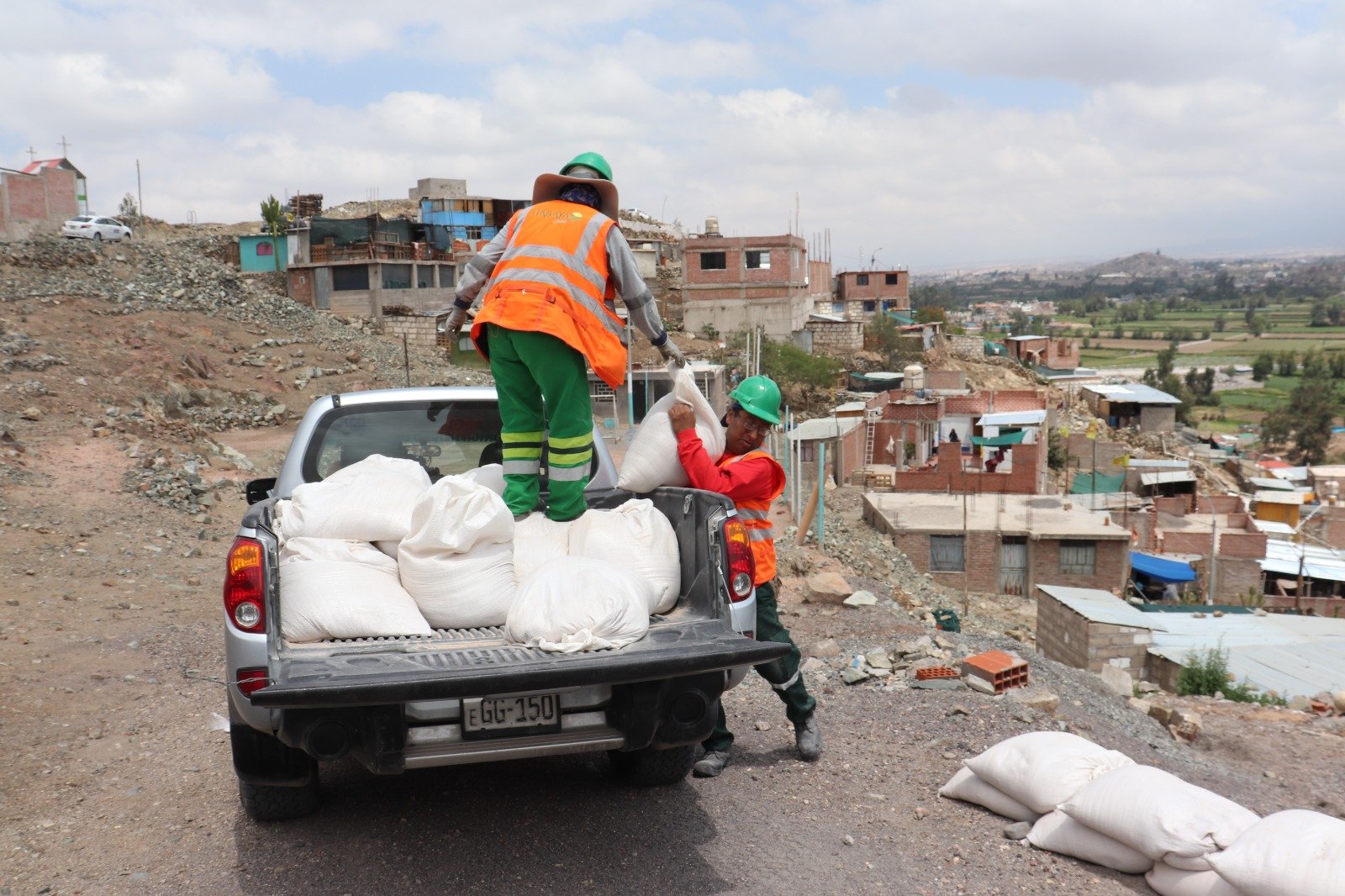 ANTE LA TEMPORADA DE LLUVIAS ENTREGAN DE 9 MIL SACOS TERREROS A LAS ZONAS MAS VULNERABLES