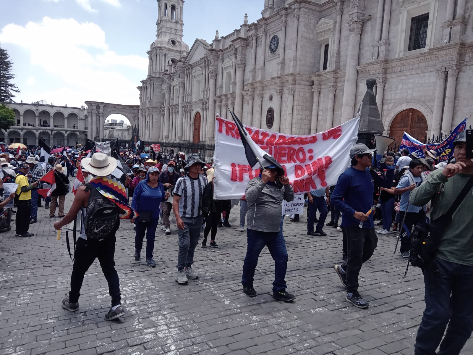 En manifiesto piden paz y adelanto de elecciones