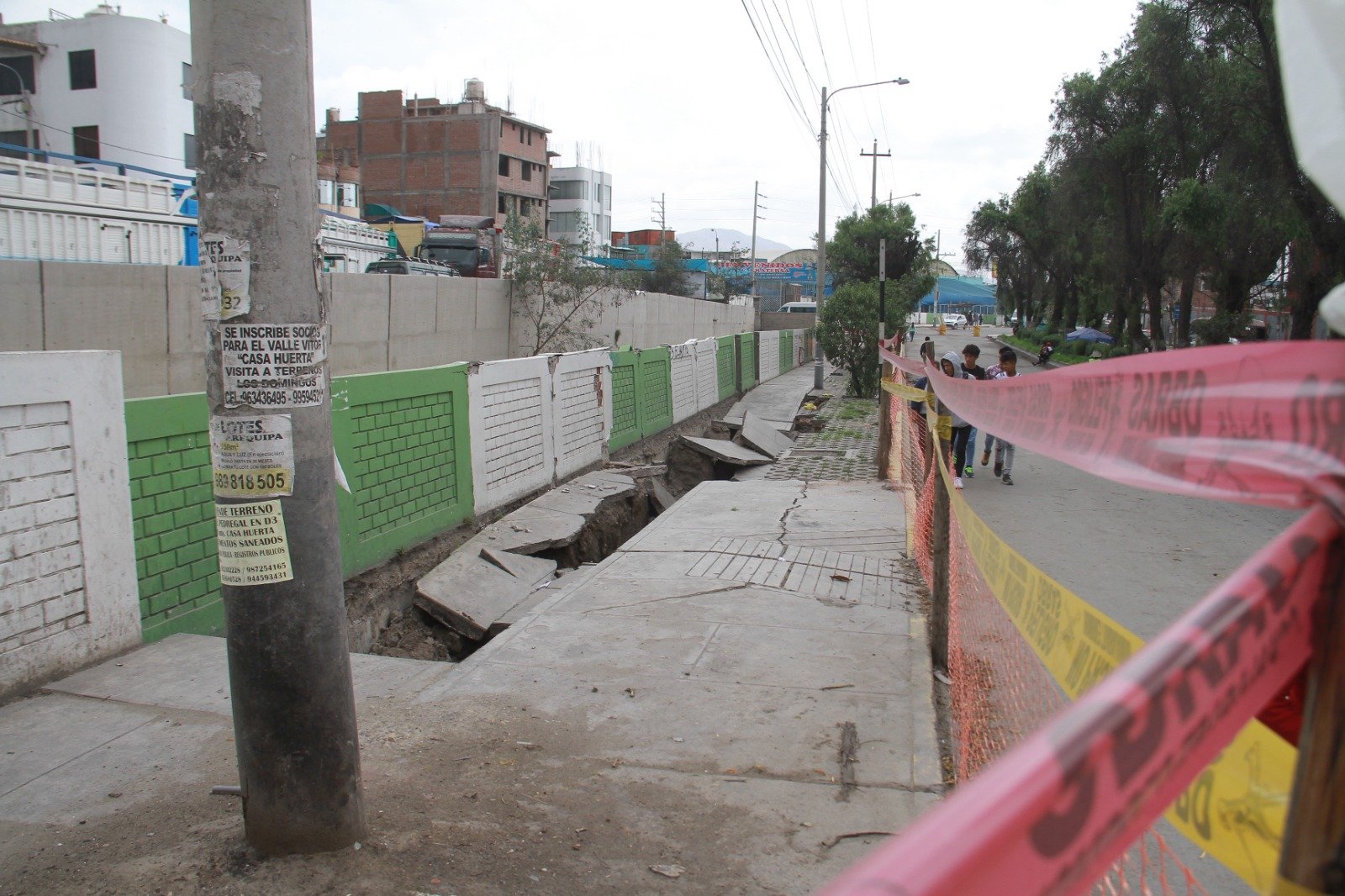 Por temor a lluvias no repararán muro colapsado en Av. Los Incas