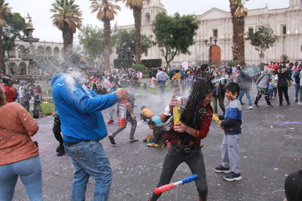 Espuma de carnaval podría causar afectaciones oculares