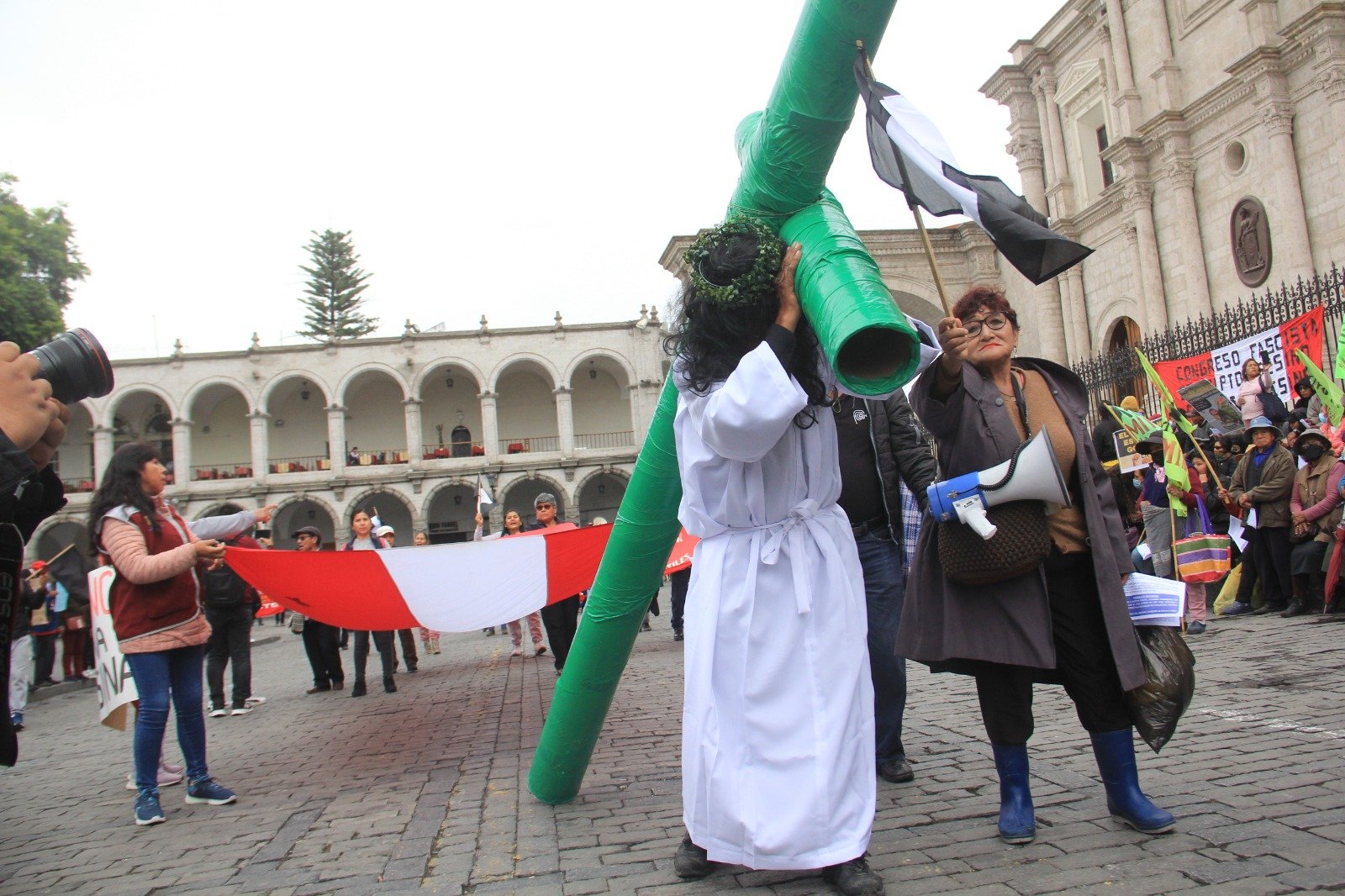 Con banda y escenificación siguen protestas contra el gobierno