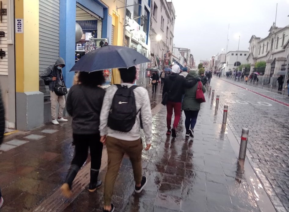 Ciudadanos sorprendidos por lluvias en San Valentín