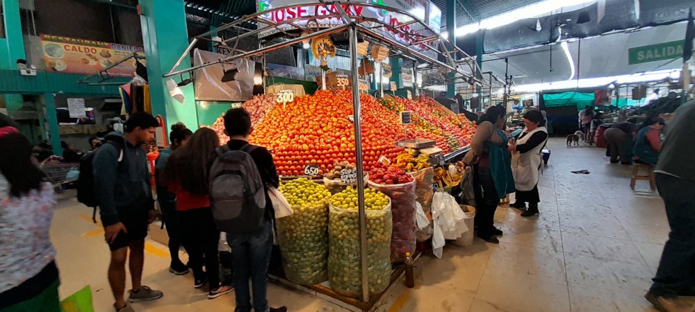 Verduras y frutas continúan con precios elevados en mercados