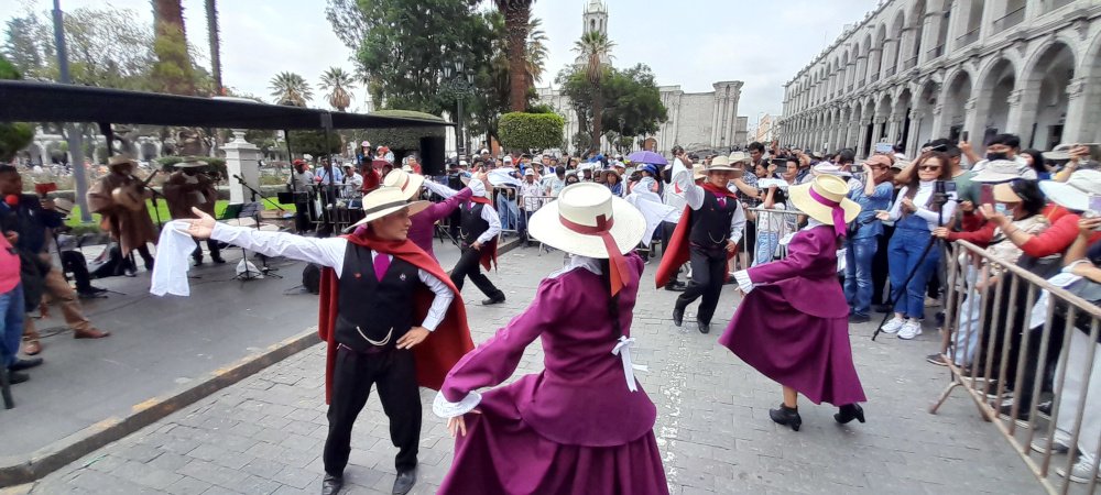 Comparsa realizó concierto en plaza de Armas por carnaval