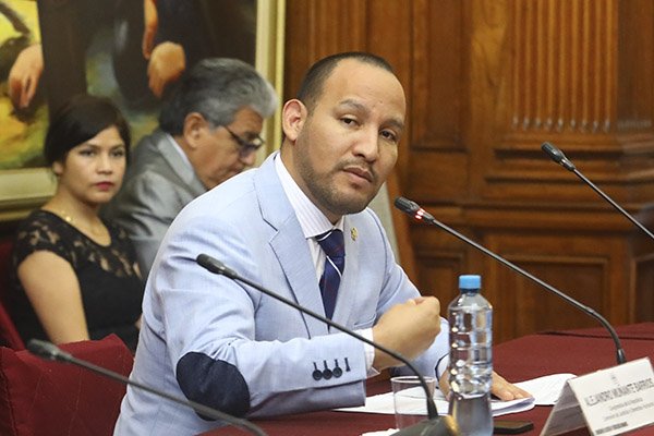 Pide investigar consultorías en Minedu de más de S/ 700 millones