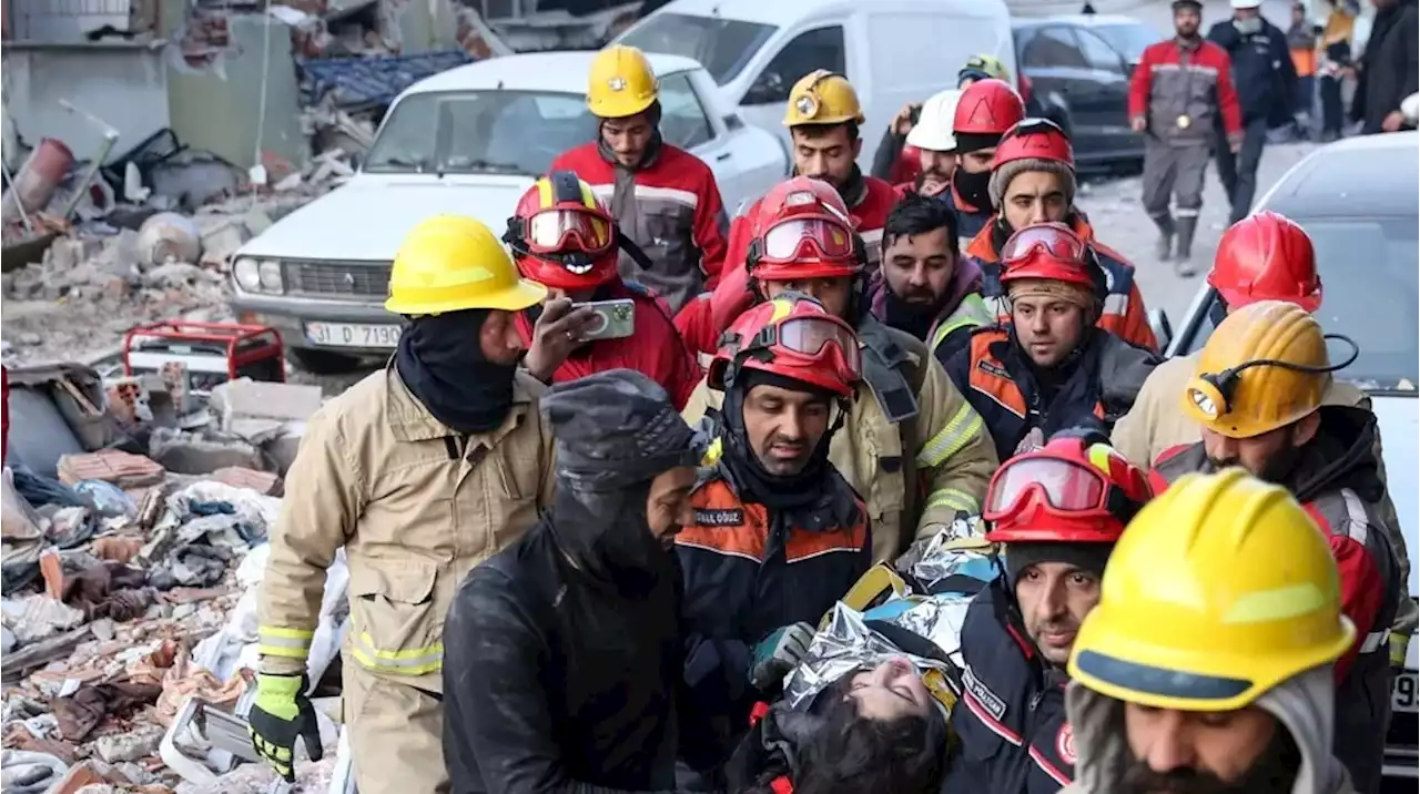 ¡Milagro!: Rescatan a una joven con vida 11 días después de terremotos