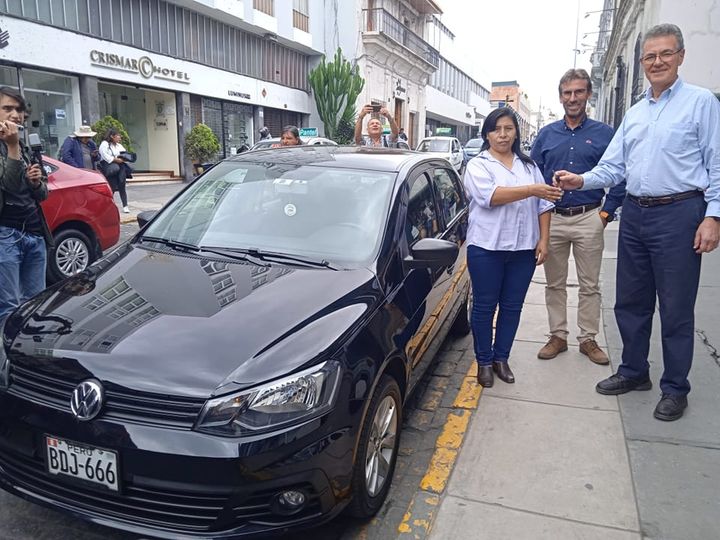 Entregan auto a mujer taxista que perdió su vehículo durante protestas