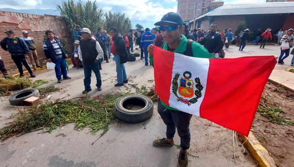 Manifestantes llegan a avenida que conduce al aeropuerto Velasco Astete