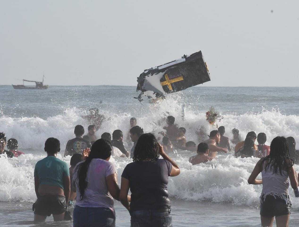 Población de Punta de Bombón celebró sepelio de Ño Carnavalon