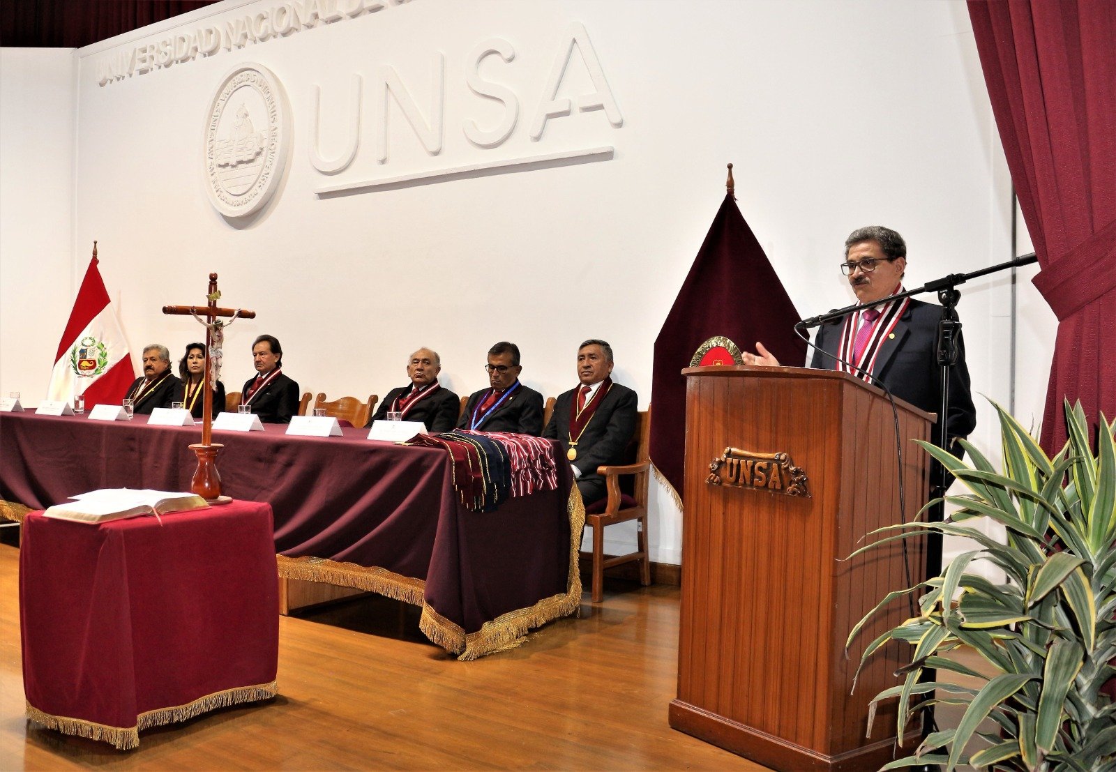 Rector de la UNSA y autoridades celebran logros de graduados