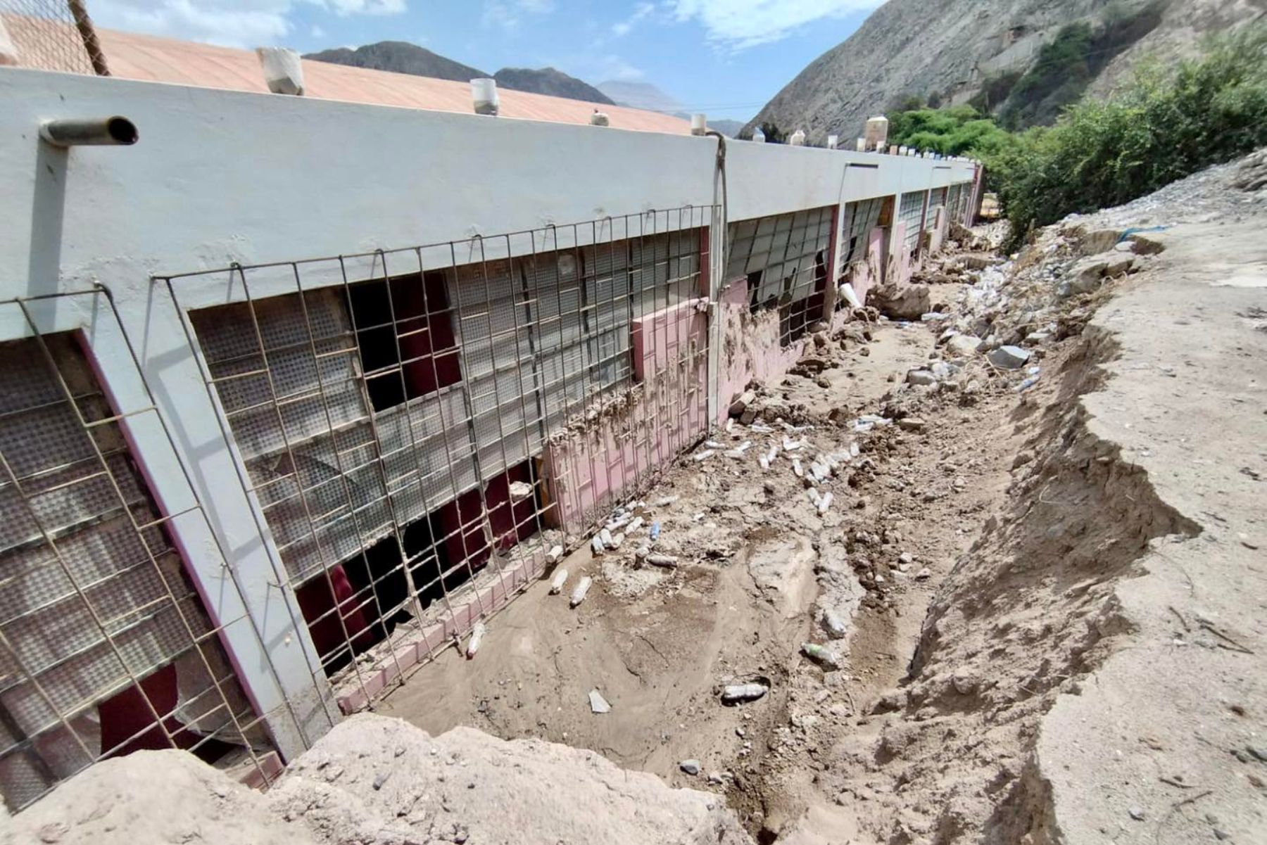 Colegio en Condesuyos afectado por lluvias