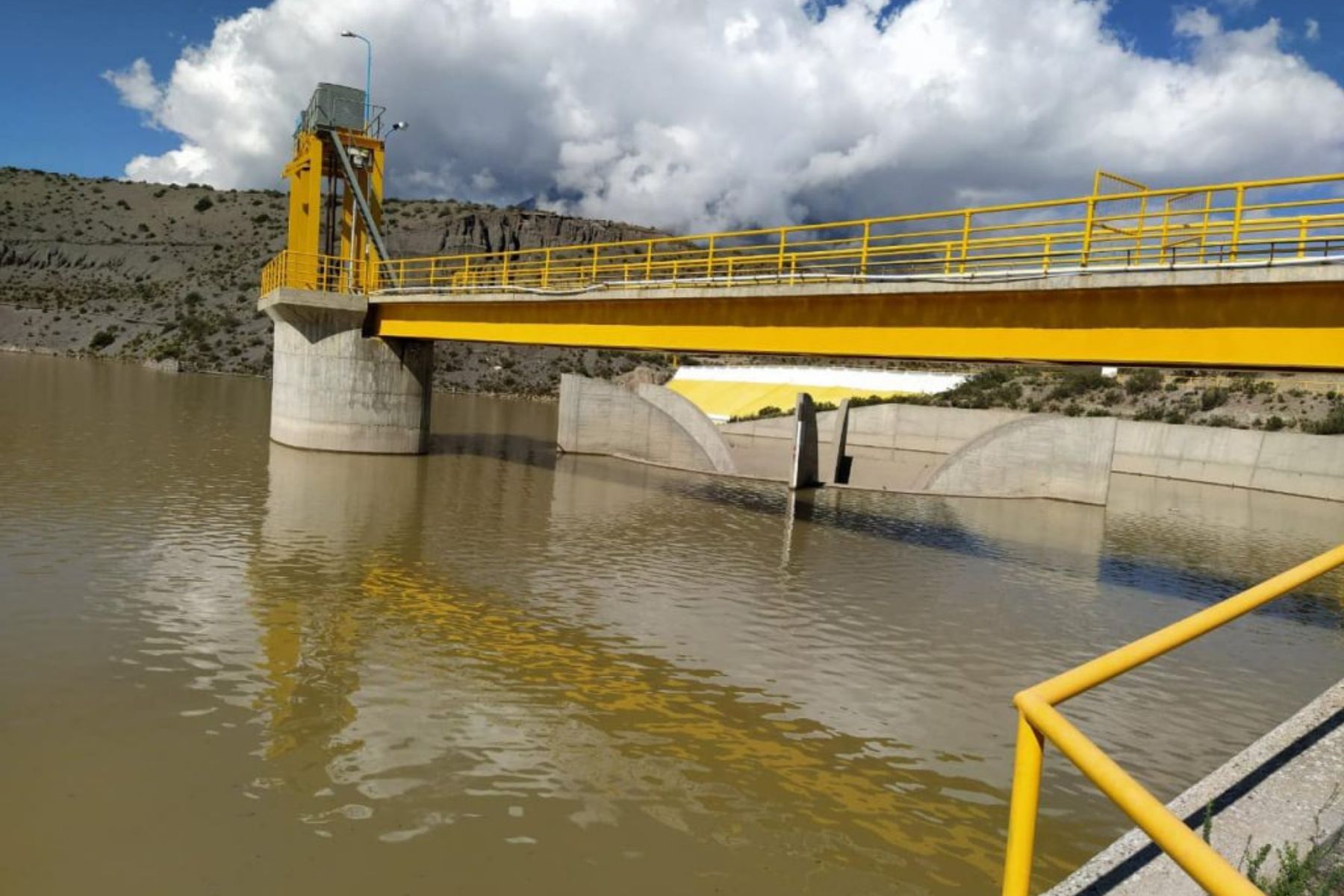 Refuerzan represa Aguada Blanca ante incremento de caudal del río Chili