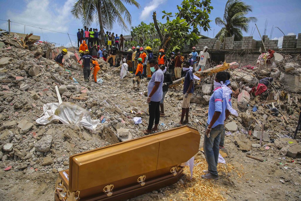 Por terremotos suben a más de 12,000 muertos y continúa rescate