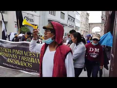 Agremiados de Construcción Civil realizan parodia de presidenta Dina Boluarte durante las manifestaciones.