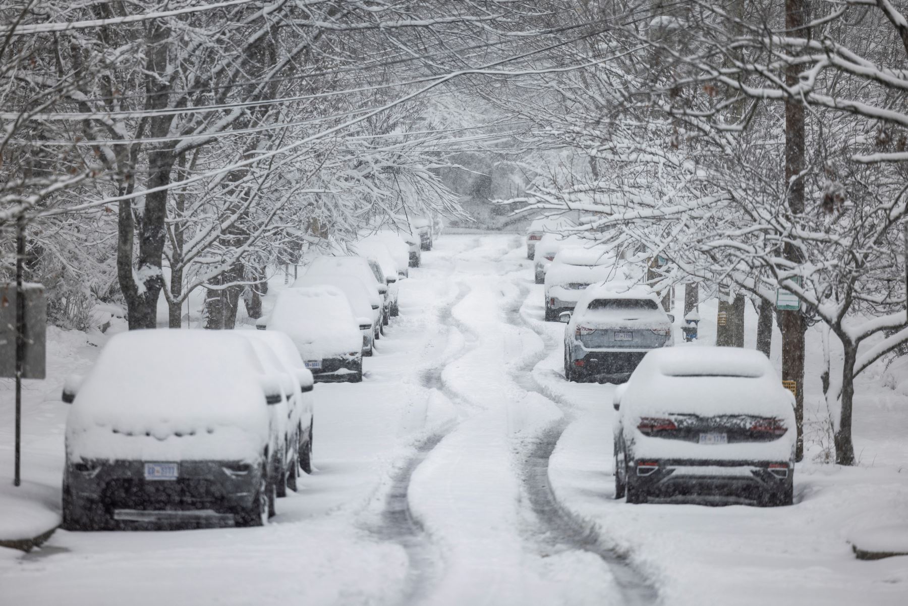 El sur de California bajo una tormenta de lluvia y nieve