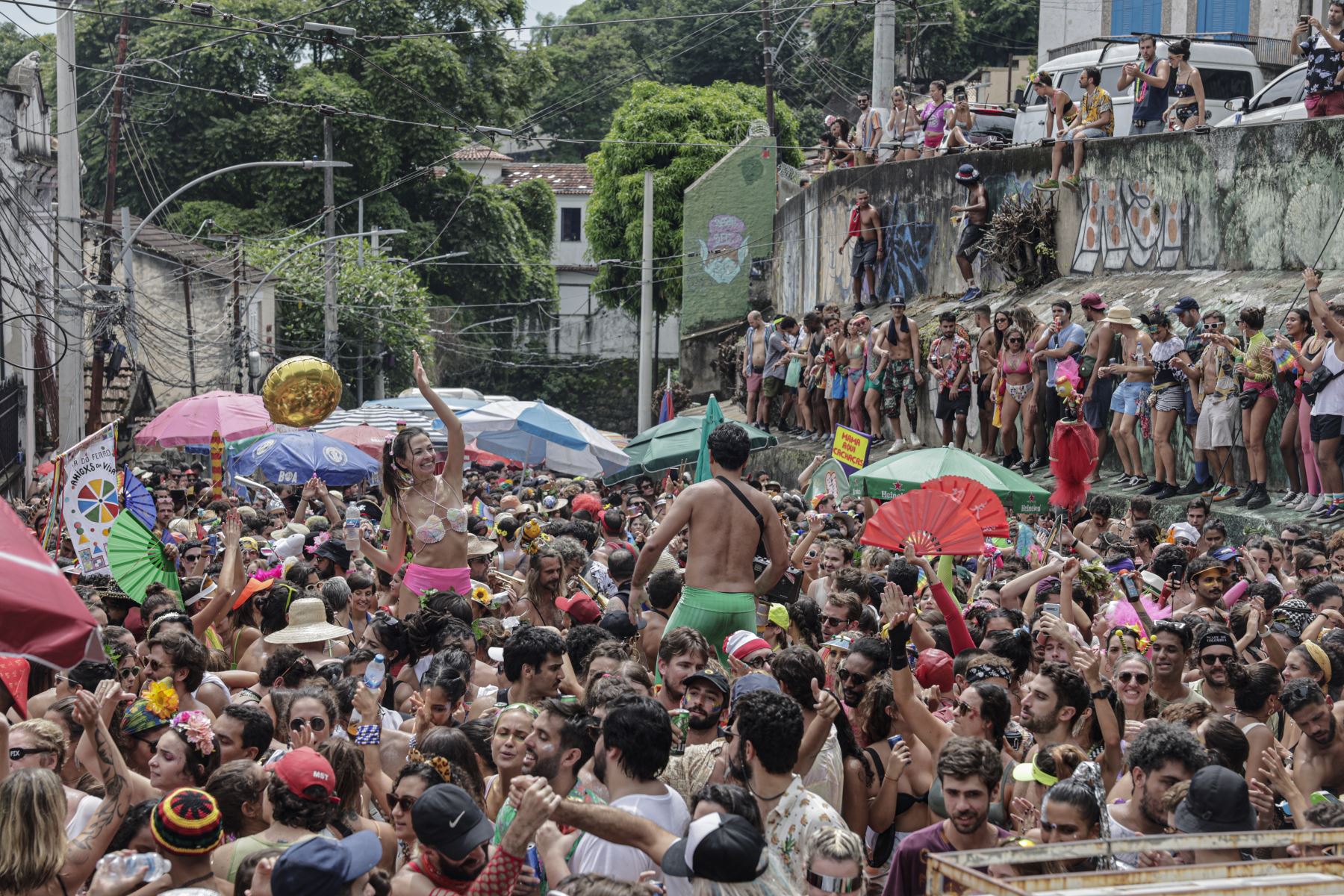 Comparsas callejeras arrastran multitudes por Carnaval de Río