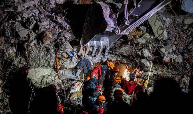 Rescatan a dos jóvenes tras 198 horas atrapados en escombros